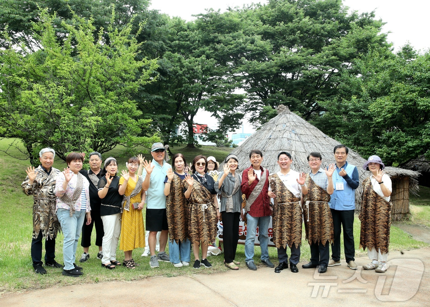 (대전=뉴스1) 이동원 기자 = 대전 서구(구청장 서철모)는 오는 10월 25일까지 둔산선사유적지에서 ‘선사시대 대전시민 메타트레킹’ 체험 프로그램을 운영한다고 16일 전했다.사진 …