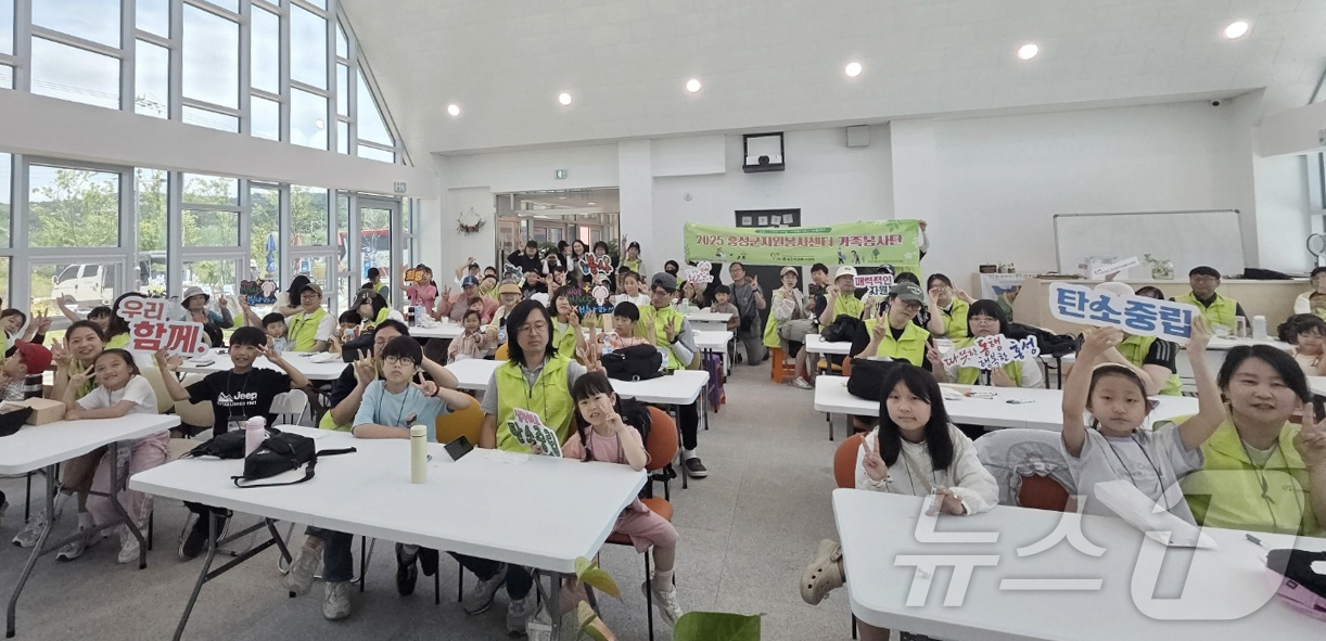 (홍성=뉴스1) 이동원 기자 = 홍성군자원봉사센터(센터장 방은희)는 지난 14일, 서부면 상황리와 궁리 일원에서 가족봉사단 85명과 함께 ‘2025 가족봉사단 해양 볼런투어’를 성 …