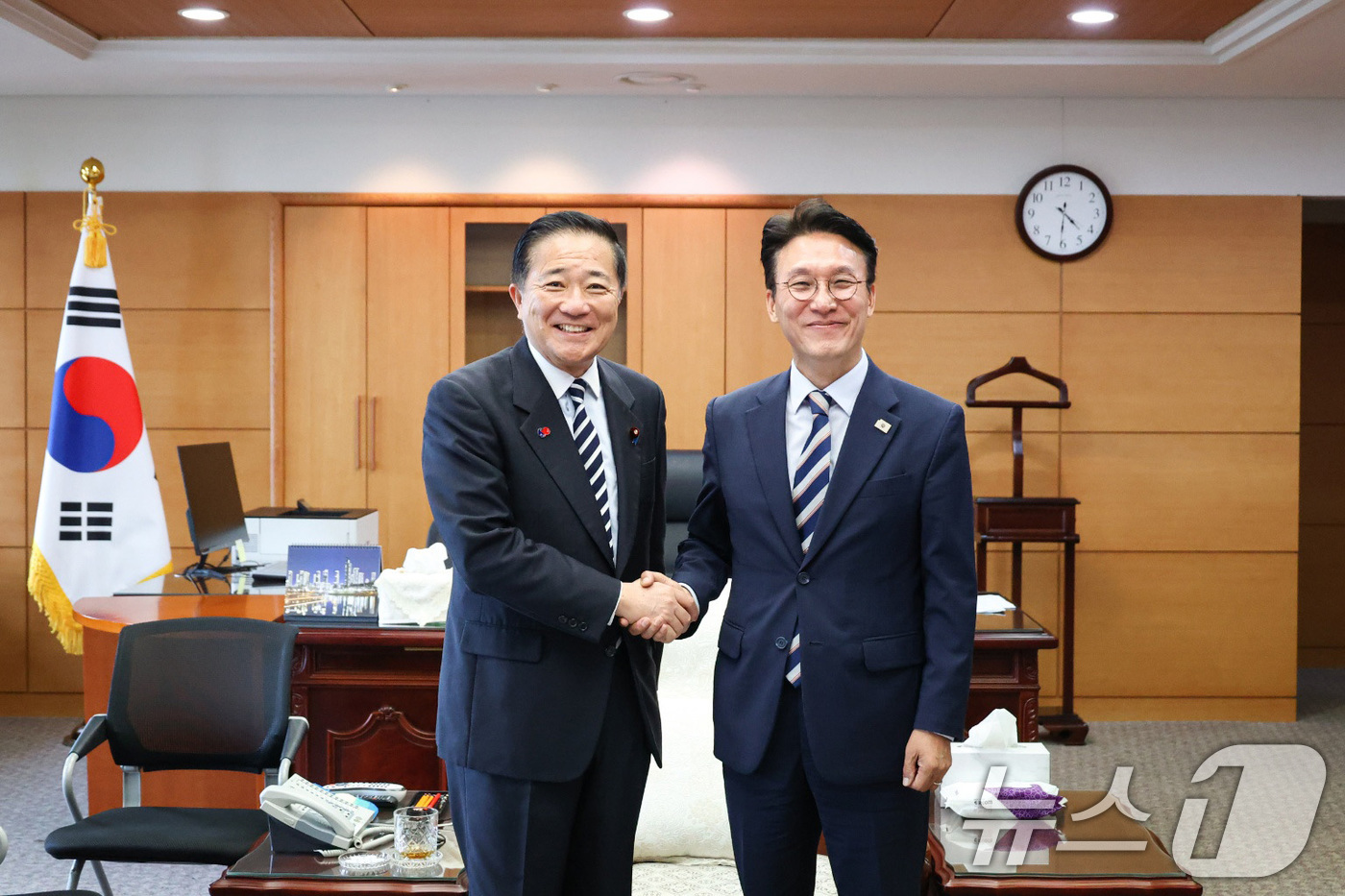 (서울=뉴스1) 임세영 기자 = 김민석 국무총리 후보자가 16일 서울 종로구 통의동 금융감독연수원에 마련된 청문회 준비단 사무실에서 나가시마 아키히사 일본 총리 국가안보 담당 보좌 …