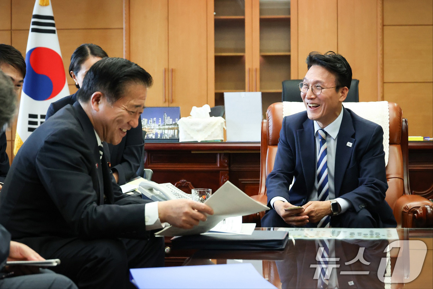 (서울=뉴스1) 임세영 기자 = 김민석 국무총리 후보자가 16일 서울 종로구 통의동 금융감독연수원에 마련된 청문회 준비단 사무실에서 나가시마 아키히사 일본 총리 국가안보 담당 보좌 …