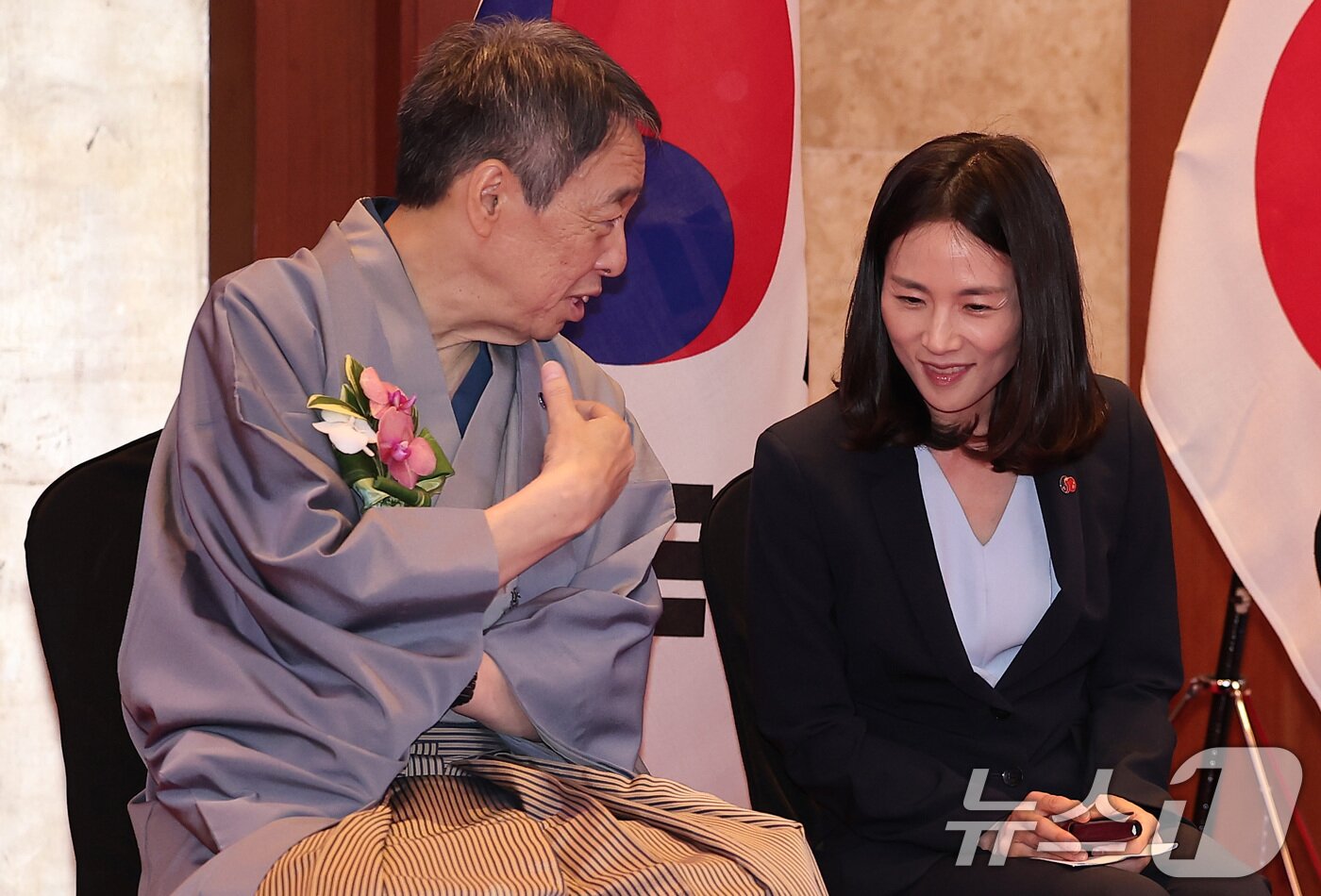 본문 이미지 - 미즈시마 코이치 주한일본대사&#40;왼쪽&#41; 김진아 외교부 2차관이 16일 서울 중구 롯데호텔에서 열린 한일 국교정상화 60주년 기념 리셉션에서 대화를 하고 있다. 2025.6.16/뉴스1 ⓒ News1 김성진 기자