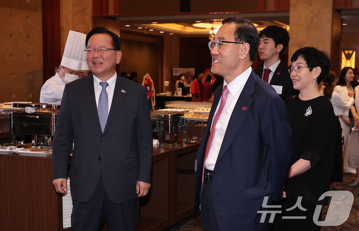 본문 이미지 - 주호영 국회부의장 겸 한일의원동맹 회장(오른쪽)과 김부겸 전 국무총리가 16일 서울 중구 롯데호텔에서 열린 한일 국교정상화 60주년 기념 리셉션에서 대화하고 있다. 2025.6.16 ⓒ 뉴스1 김성진 기자