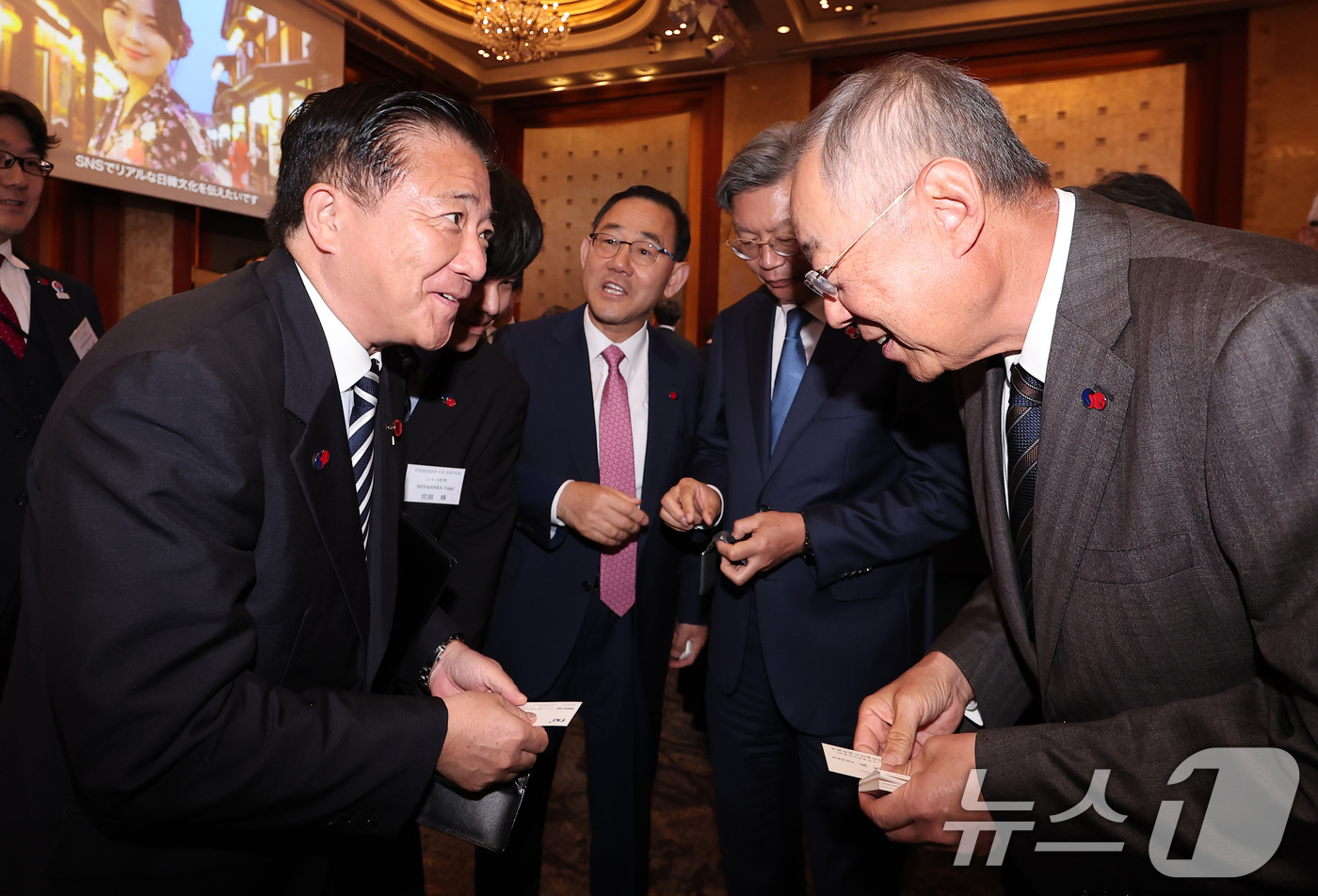 (서울=뉴스1) 김성진 기자 = 나가시마 아키히사 일본 총리 보좌관(왼쪽)과 류진 한국경제인협회 회장이 16일 서울 중구 롯데호텔에서 열린 한일 국교정상화 60주년 기념 리셉션에서 …