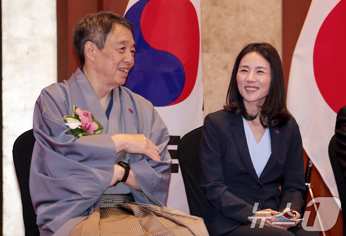 (서울=뉴스1) 김성진 기자 = 미즈시마 코이치 주한일본대사(왼쪽)와 김진아 외교부 2차관이 16일 서울 중구 롯데호텔에서 열린 한일 국교정상화 60주년 기념 리셉션에서 대화하고 …