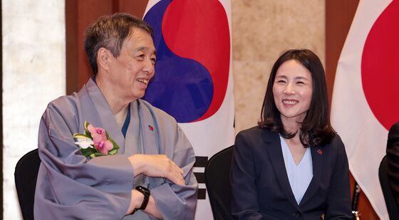 미소 짓는 미즈시마 코이치 주한일본대사·김진아 외교부 2차관