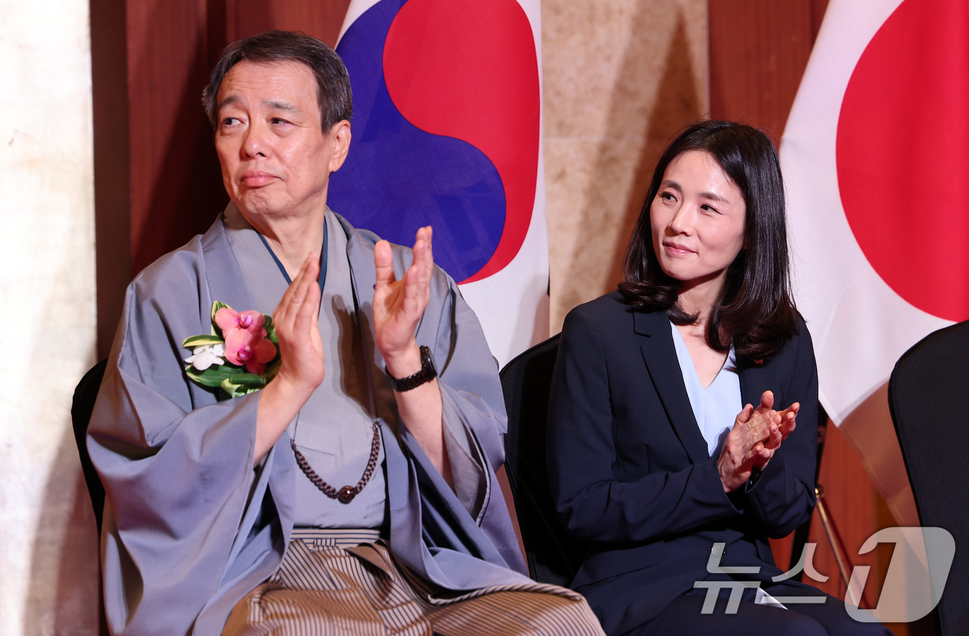 (서울=뉴스1) 김성진 기자 = 미즈시마 코이치 주한일본대사(왼쪽)와 김진아 외교부 2차관이 16일 서울 중구 롯데호텔에서 열린 한일 국교정상화 60주년 기념 리셉션에서 박수치고 …