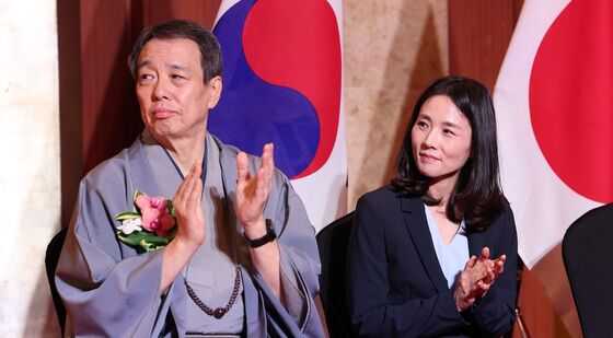박수치는 미즈시마 코이치 주한일본대사·김진아 외교부 2차관