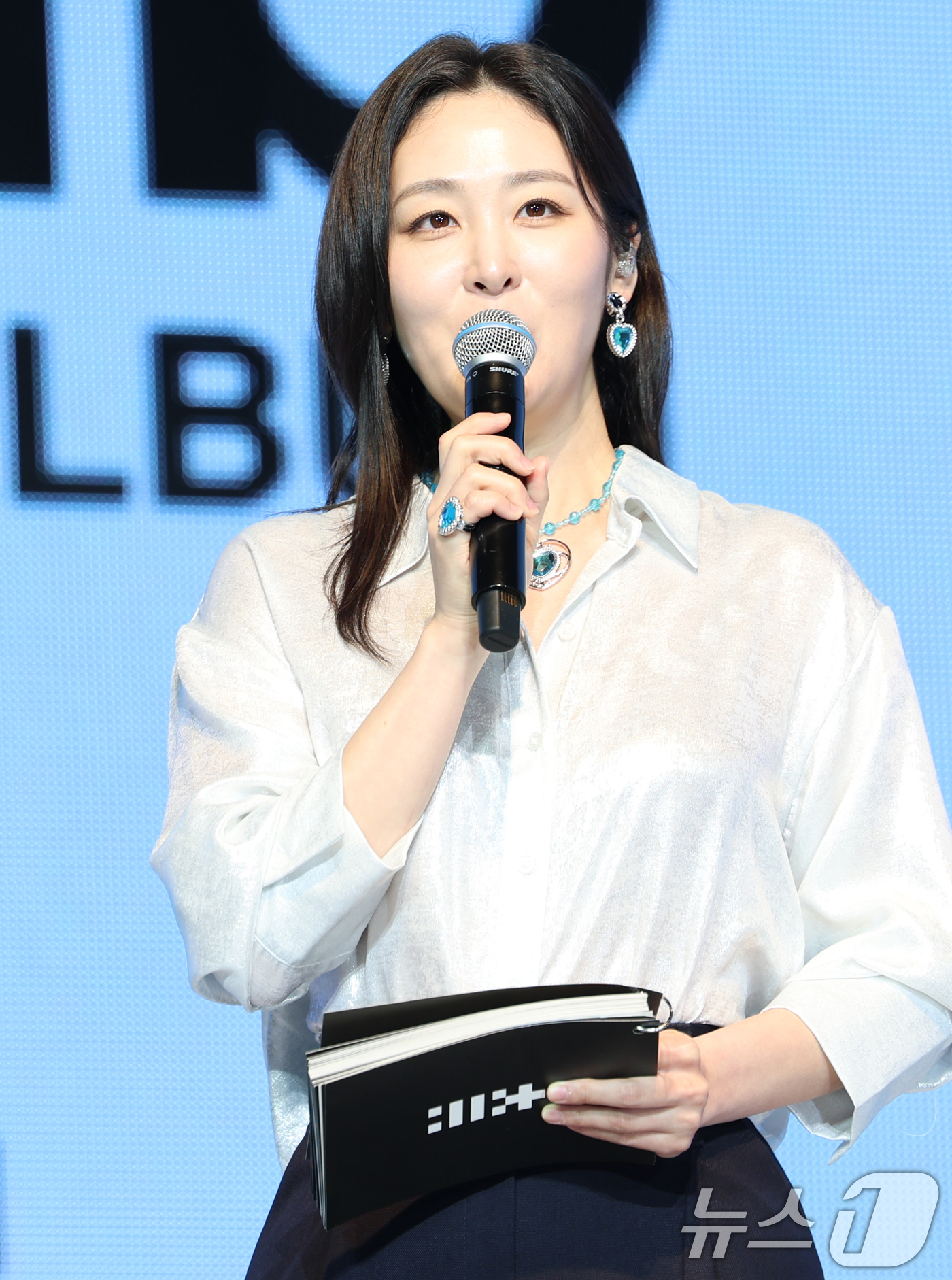 (서울=뉴스1) 권현진 기자 = 방송인 신아영이 16일 오후 서울 광진구 광장동 예스24 라이브홀에서 열린 아일릿 세 번째 미니앨범 'bomb' 발매 기념 쇼케이스에서 진행을 하고 …