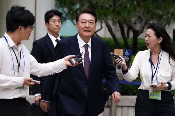尹, 결국 3차 소환 불응…경찰 "내란특검과 체포영장 협의 중"