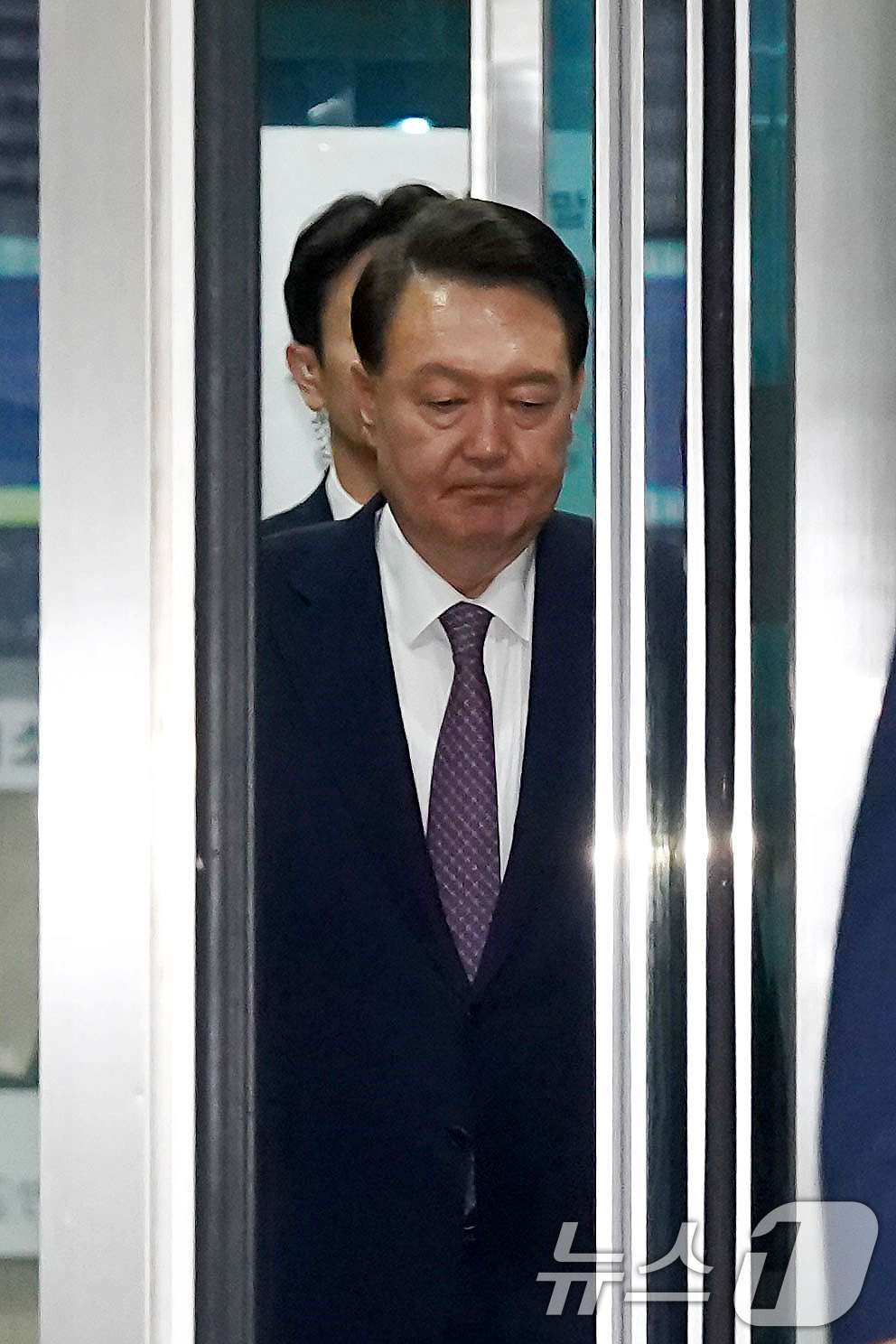 (서울=뉴스1) 사진공동취재단 = 윤석열 전 대통령이 16일 서울 서초구 서울중앙지방법원에서 열린 내란 우두머리 혐의·직권남용 권리행사 방해 혐의 사건 7차 공판을 마친 뒤 법원을 …