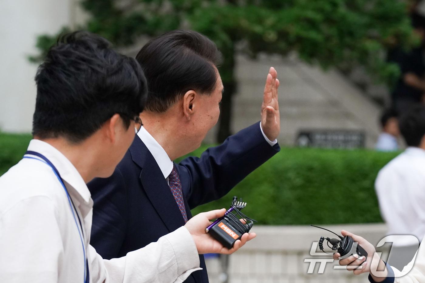 (서울=뉴스1) 사진공동취재단 = 윤석열 전 대통령이 16일 서울 서초구 서울중앙지방법원에서 열린 내란 우두머리 혐의·직권남용 권리행사 방해 혐의 사건 7차 공판을 마치고 법원을 …