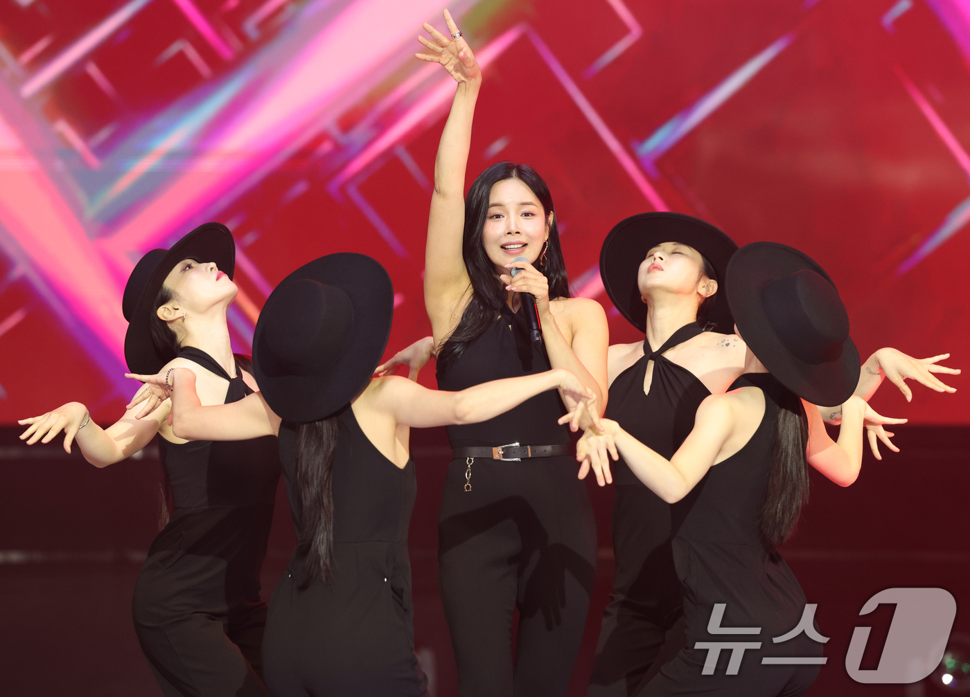 (서울=뉴스1) 권현진 기자 = 가수 조정민이 16일 오후 서울 마포구 상암동 SBS 프리즘타워에서 열린 SBS Life '더 트롯쇼'에 출연해 멋진 무대를 선보이고 있다.  20 …