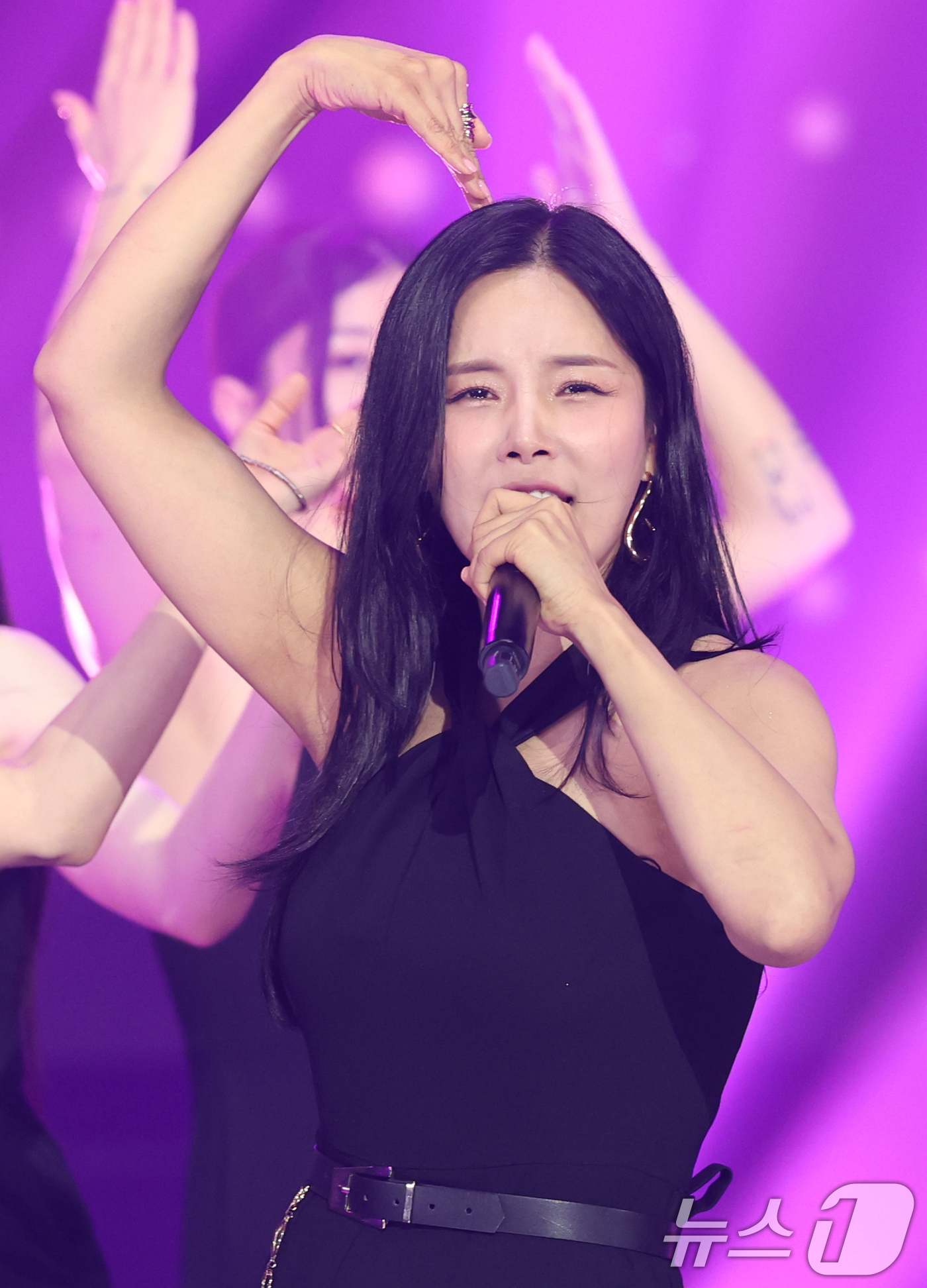 (서울=뉴스1) 권현진 기자 = 가수 조정민이 16일 오후 서울 마포구 상암동 SBS 프리즘타워에서 열린 SBS Life '더 트롯쇼'에 출연해 화려한 무대를 선보이고 있다.  2 …