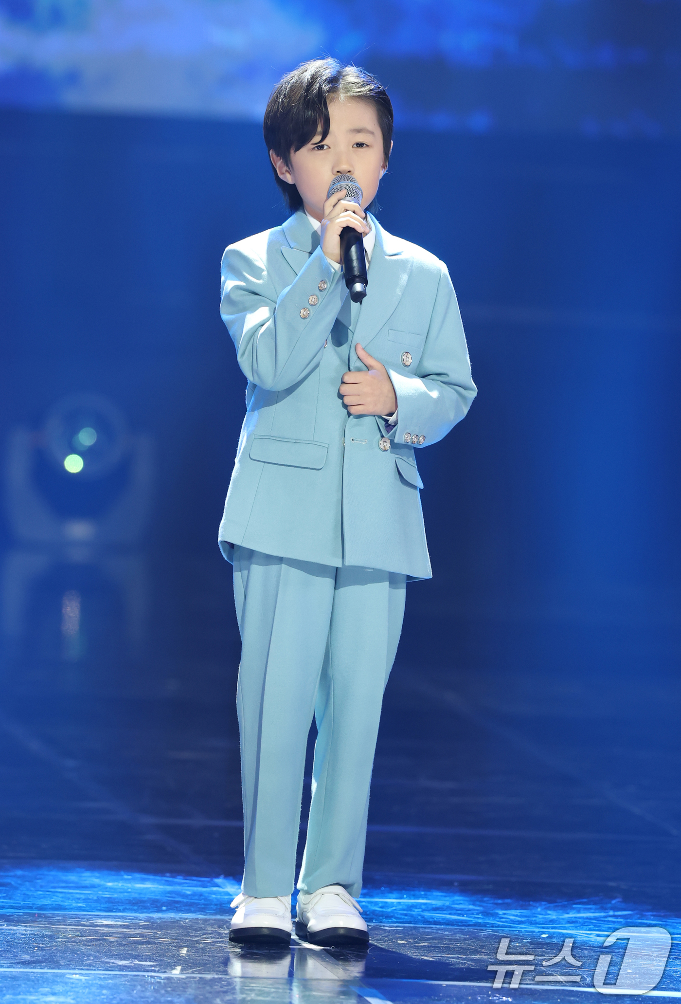 (서울=뉴스1) 권현진 기자 = 가수 유지우가 16일 오후 서울 마포구 상암동 SBS 프리즘타워에서 열린 SBS Life '더 트롯쇼'에 출연해 멋진 무대를 선보이고 있다. 202 …