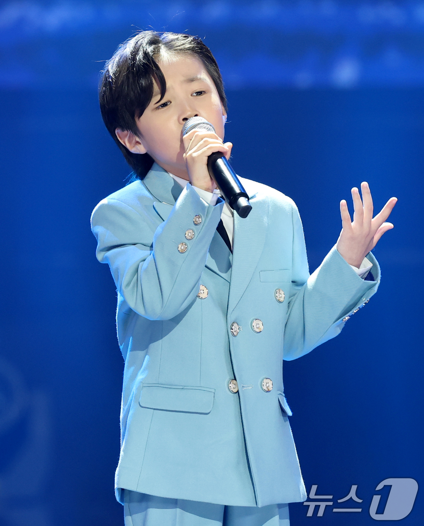 (서울=뉴스1) 권현진 기자 = 가수 유지우가 16일 오후 서울 마포구 상암동 SBS 프리즘타워에서 열린 SBS Life '더 트롯쇼'에 출연해 멋진 무대를 선보이고 있다. 202 …