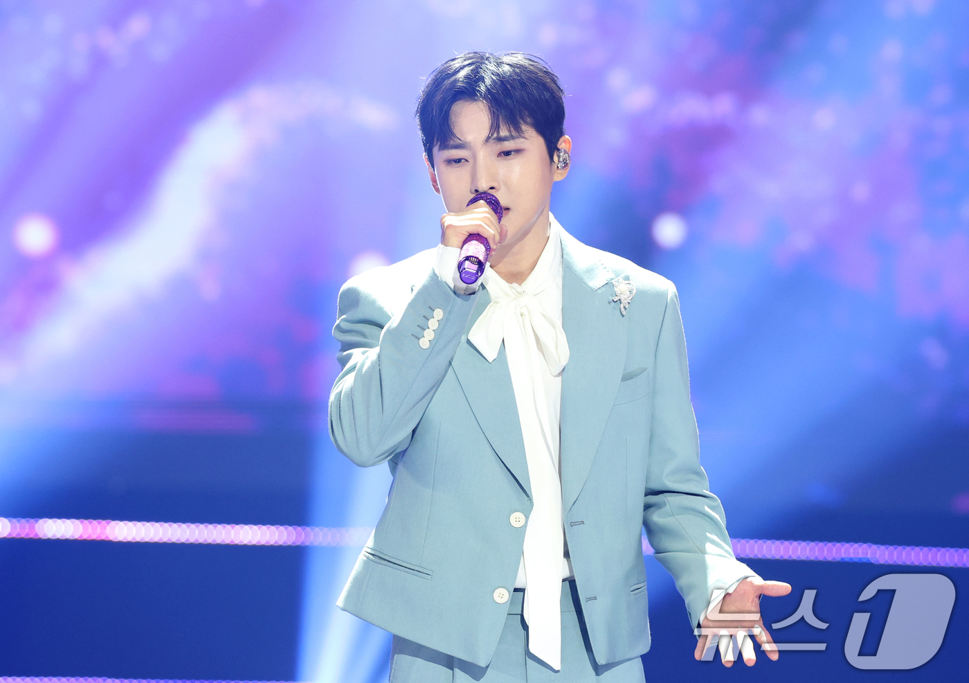 (서울=뉴스1) 권현진 기자 = 가수 성리가 16일 오후 서울 마포구 상암동 SBS 프리즘타워에서 열린 SBS Life '더 트롯쇼'에 출연해 ‘행복한가요’를 열창하고 있다.  2 …