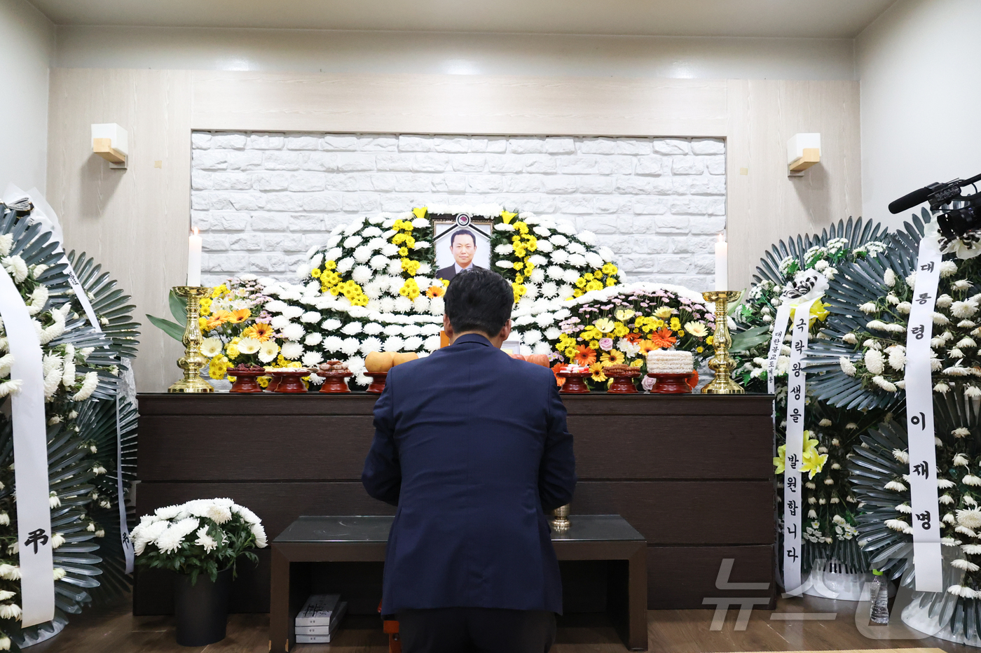 (서울=뉴스1) 임세영 기자 = 김민석 국무총리 후보자가 16일 충남 태안군보건의료원에 마련된 태안화력발전소 사망 사고 고(故) 김충현 씨 빈소를 찾아 조문하고 있다. (국무총리 …