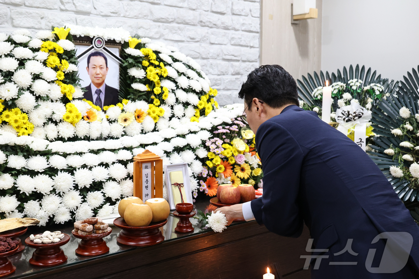(서울=뉴스1) 임세영 기자 = 김민석 국무총리 후보자가 16일 충남 태안군보건의료원에 마련된 태안화력발전소 사망 사고 고(故) 김충현 씨 빈소를 찾아 조문하고 있다. (국무총리 …