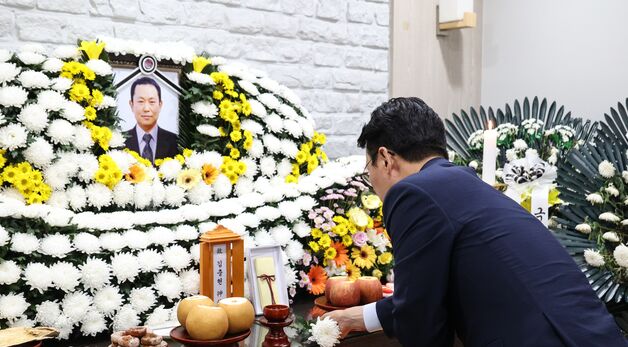 김민석 총리 후보자, 태안화력 사망사고 노동자 빈소 조문