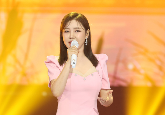 송가인도 '트럼프 날벼락 …美 비자 발급 지연 탓 공연 연기