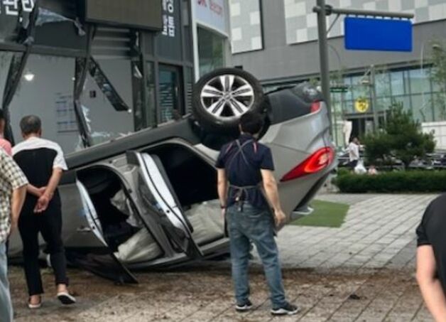용인 기흥역 부근 상가로 전복된 SUV 돌진…3명 부상