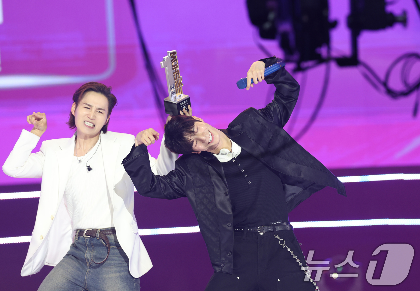 (서울=뉴스1) 권현진 기자 = 가수 김희재와 정동원(오른쪽)이 16일 오후 서울 마포구 상암동 SBS 프리즘타워에서 열린 SBS Life '더 트롯쇼'에 출연해 댄스를 선보이고 …