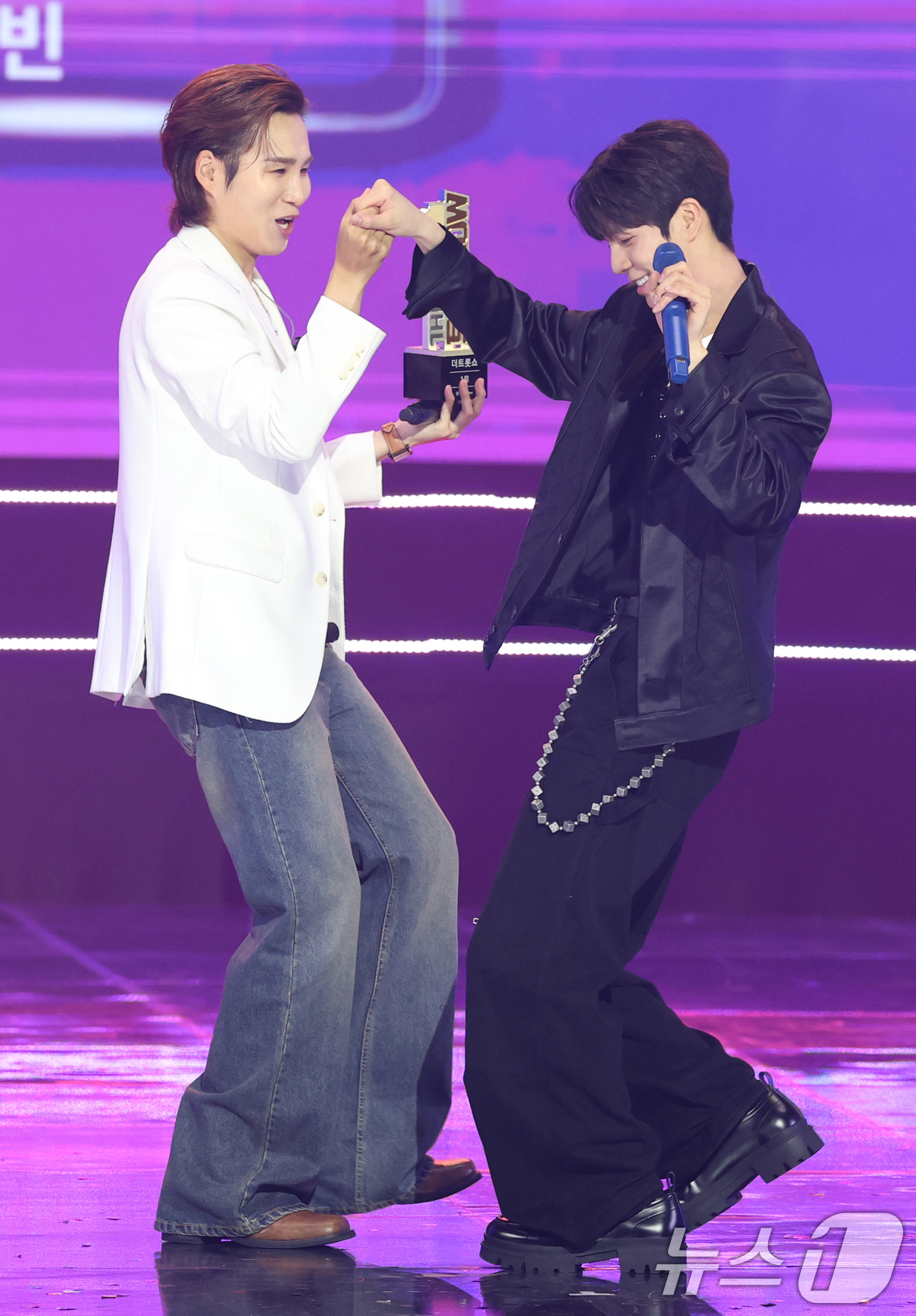 (서울=뉴스1) 권현진 기자 = 가수 김희재와 정동원(오른쪽)이 16일 오후 서울 마포구 상암동 SBS 프리즘타워에서 열린 SBS Life '더 트롯쇼'에 출연해 댄스를 선보이고 …