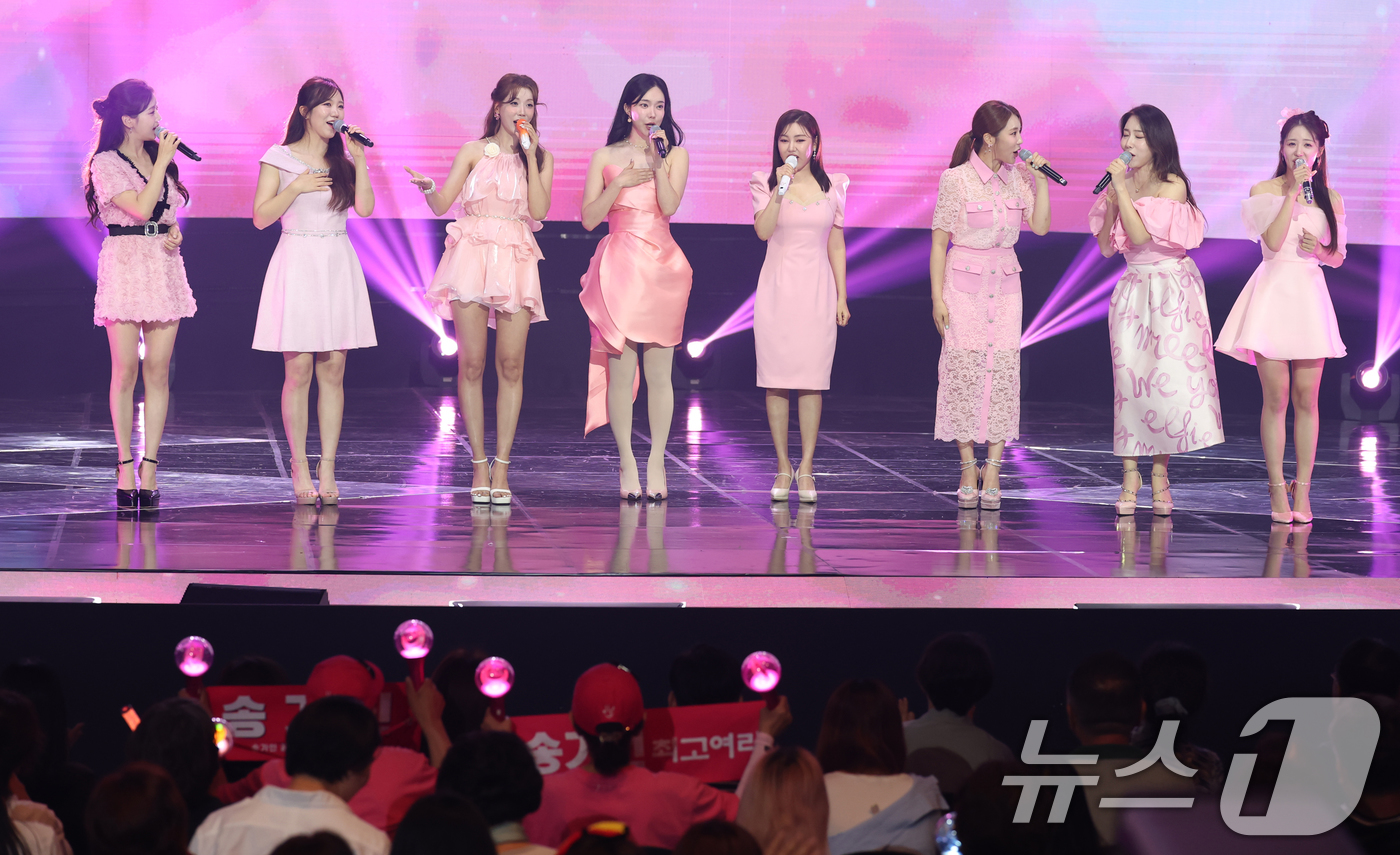 (서울=뉴스1) 권현진 기자 = 그룹 벗님들(송가인, 김희진, 김소유, 숙행, 정다경, 강예슬, 두리, 김나희)이 16일 오후 서울 마포구 상암동 SBS 프리즘타워에서 열린 SBS …