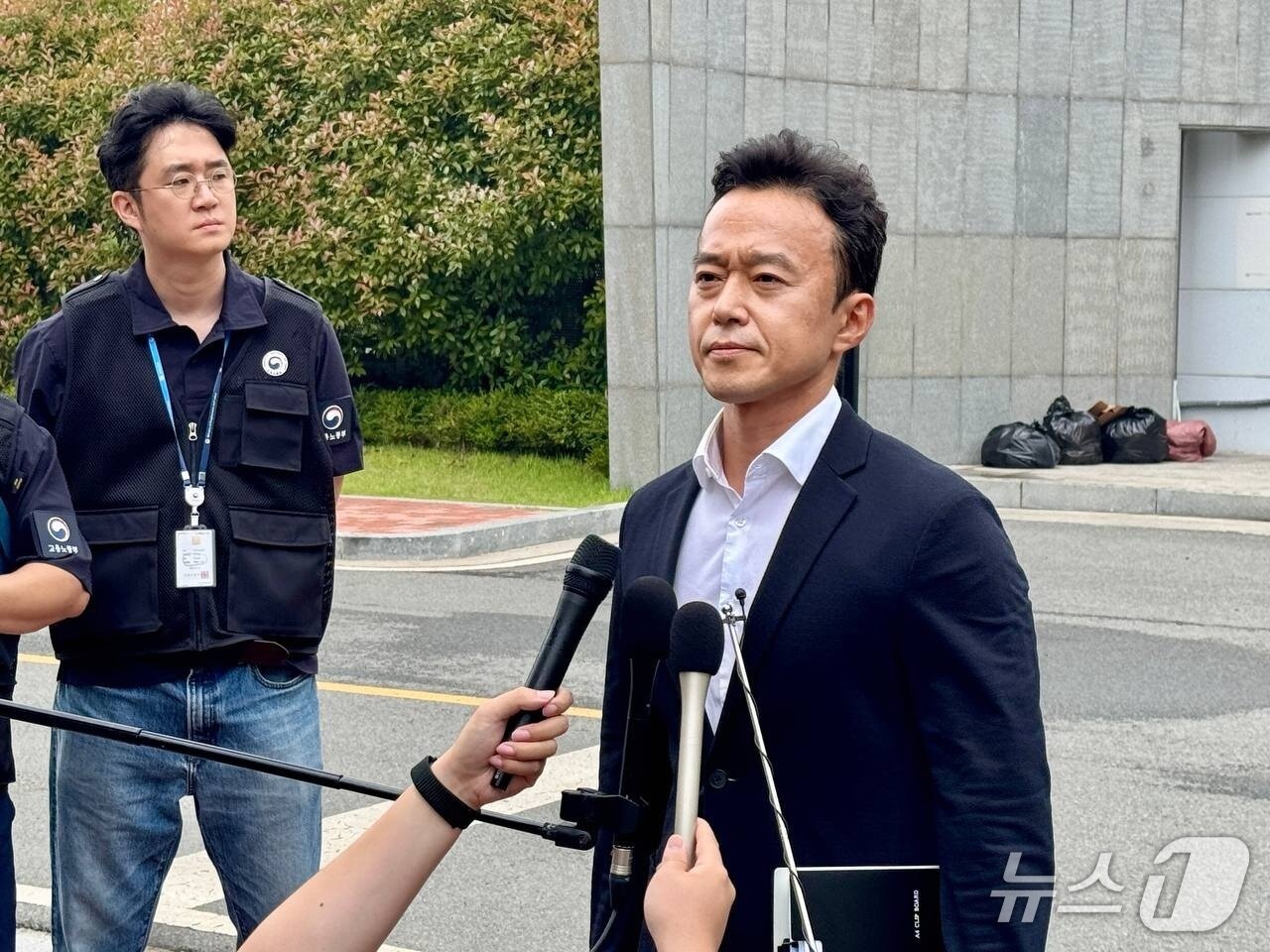 본문 이미지 - 김상훈 충남경찰청 형사기동대장이 16일 한국서부발전 태안발전본부 앞에서 고 김충현 씨 사고 관련 압수수색 현장 브리핑에서 발언하고 있다. &#40;김충현 씨 사망사고 대책위 제공, 재판매 및 DB금지&#41; / 뉴스1 