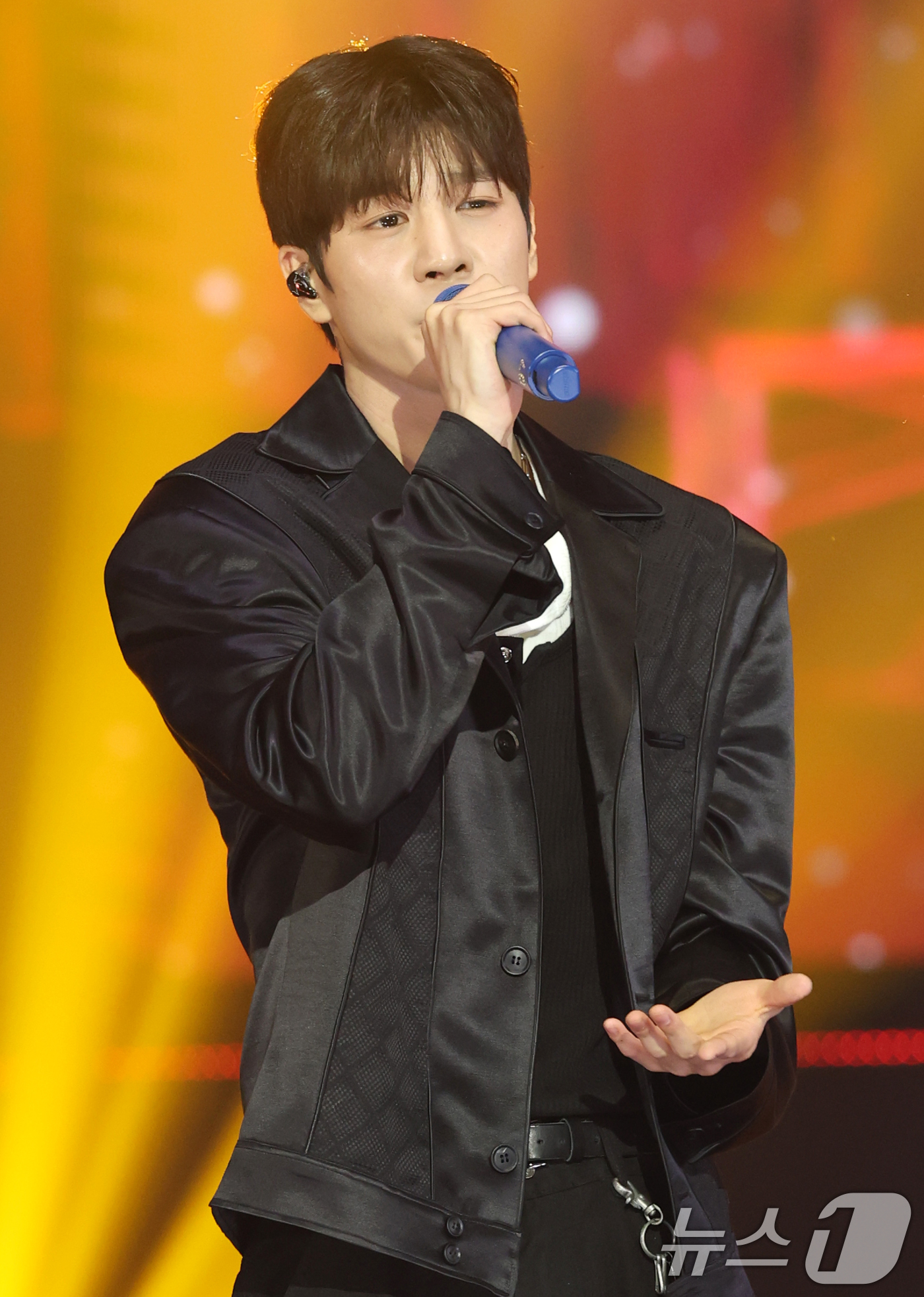 (서울=뉴스1) 권현진 기자 = 가수 정동원이 16일 오후 서울 마포구 상암동 SBS 프리즘타워에서 열린 SBS Life '더 트롯쇼'에 출연해 'Show up'을 선보이고 있다. …