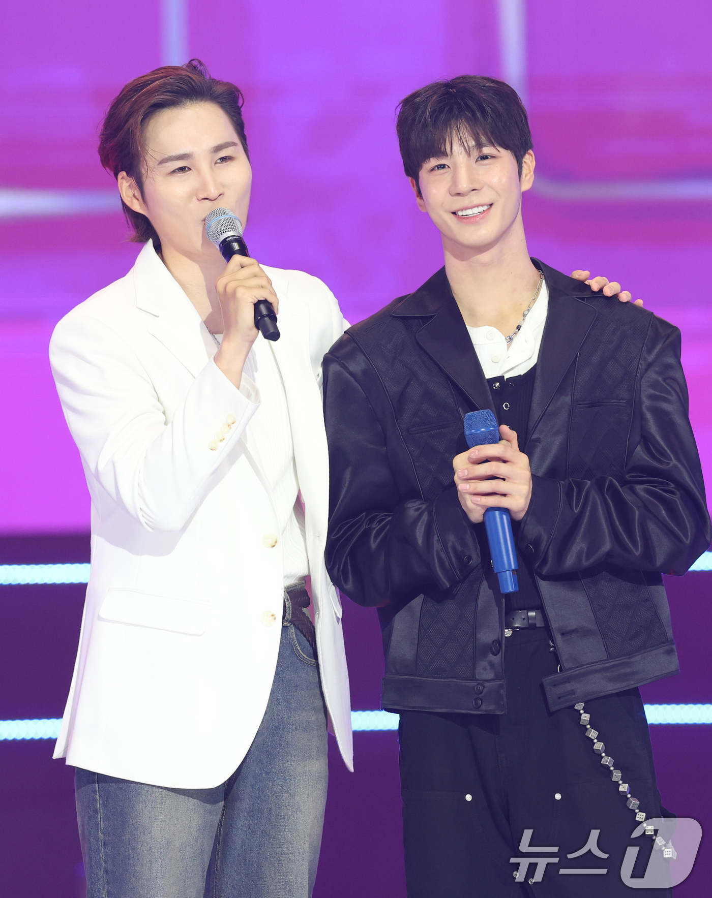 (서울=뉴스1) 권현진 기자 = 가수 김희재(왼쪽)가 16일 오후 서울 마포구 상암동 SBS 프리즘타워에서 열린 SBS Life '더 트롯쇼'에서 정동원을 응원하고 있다. 2025 …