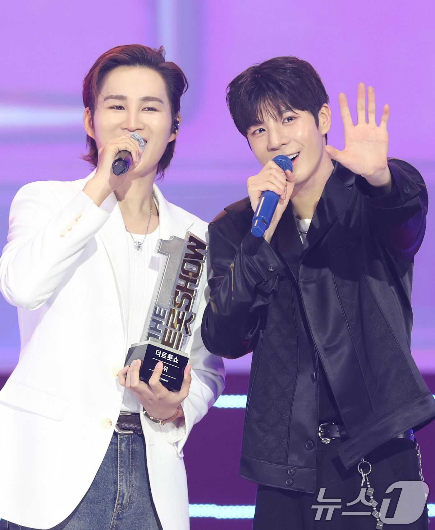 (서울=뉴스1) 권현진 기자 = 가수 김희재와 정동원(오른쪽)이 16일 오후 서울 마포구 상암동 SBS 프리즘타워에서 열린 SBS Life '더 트롯쇼'에서 인사를 하고 있다. 2 …