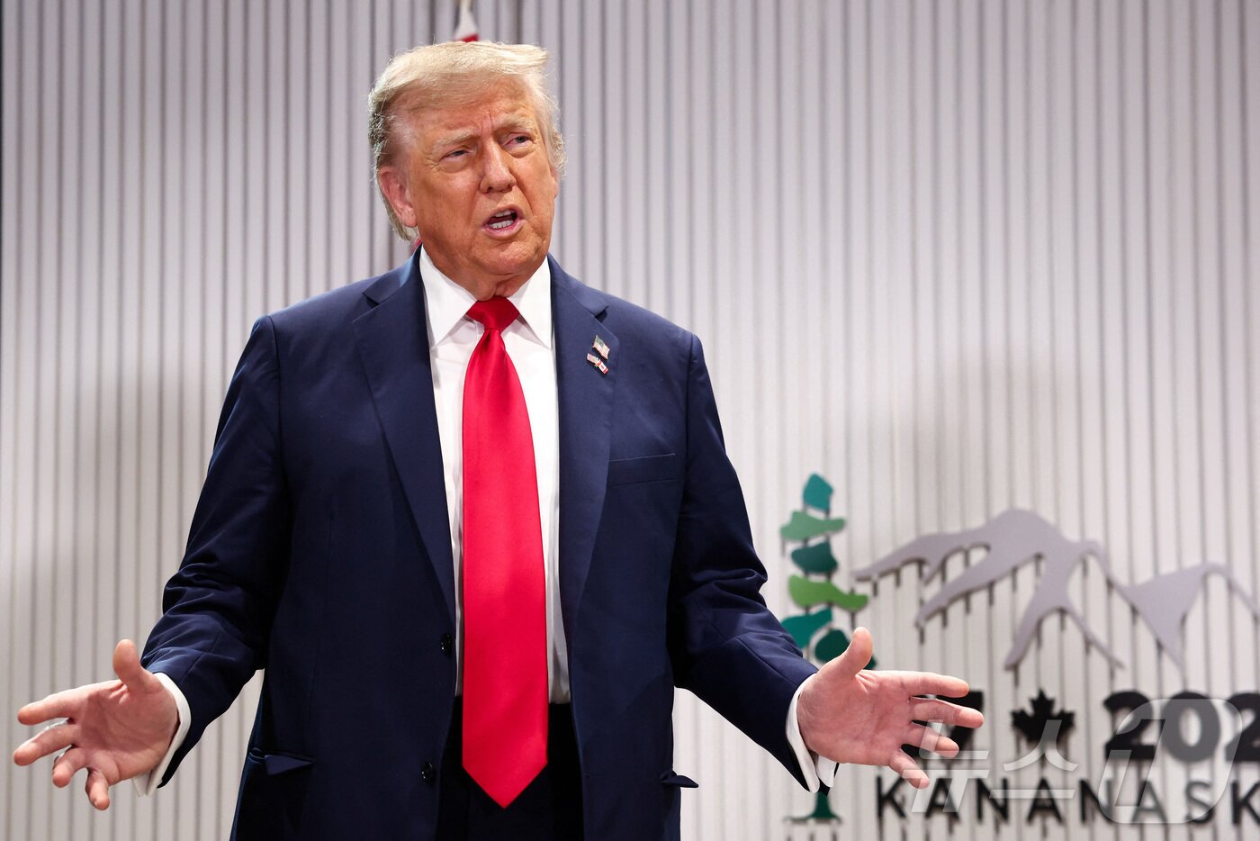 본문 이미지 - 도널드 트럼프 대통령이 16일&#40;현지시간&#41; 캐나다 앨버타주 캐내내스키스에서 열린 G7 정상회의에서 마크 카니 캐나다 총리와 회담 중 발언하고 있다. 2025.06.16 ⓒ 로이터=뉴스1 ⓒ News1 류정민 특파원