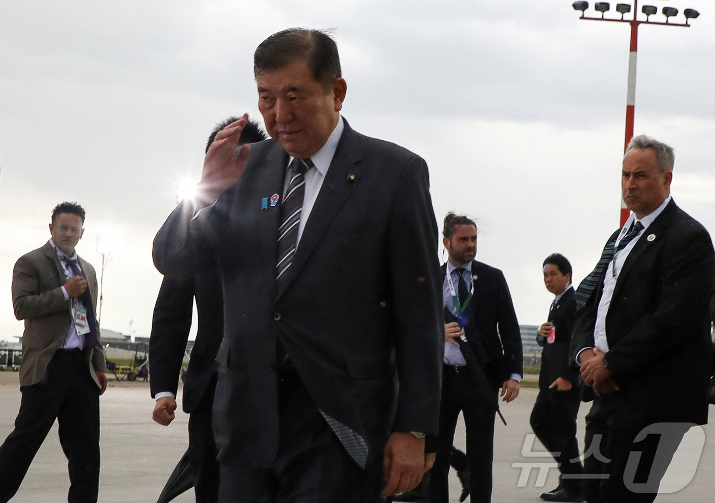 (캘거리 로이터=뉴스1) 김지완 기자 = 15일(현지시간) 이시바 시게루 일본 총리가 주요 7개국(G7) 정상회의에 참석하기 위해 캐나다 앨버타주 캘거리 국제공항에 도착하고 있다. …