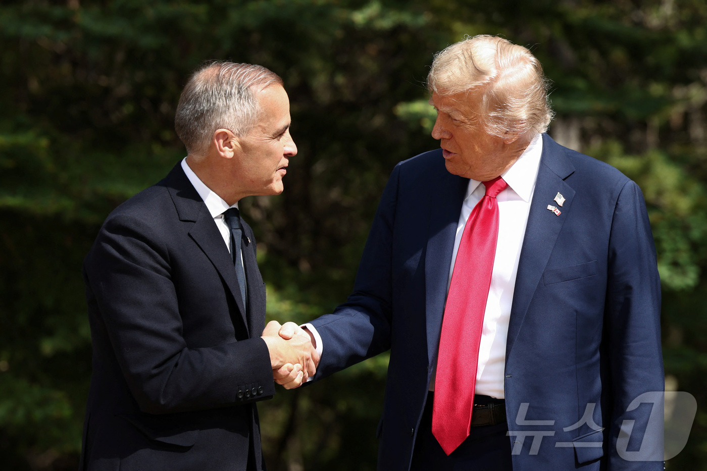 (앨버타 로이터=뉴스1) 류정민 특파원 = 도널드 트럼프 미국 대통령과 마크 카니 캐나다 총리가 16일(현지시간) 캐나다 앨버타주 캐내내스키스에서 열린 주요 7개국(G7) 정상회의 …