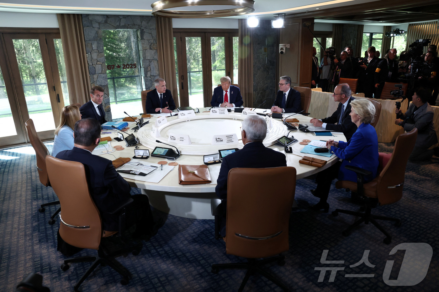 (앨버타 로이터=뉴스1) 류정민 특파원 = 16일(현지시간) 캐나다 앨버타주 캐내내스키스에서 열린 주요 7개국(G7) 정상회의에서 정상들이 첫 번째 세션을 열고 있다. 회의에는 올 …
