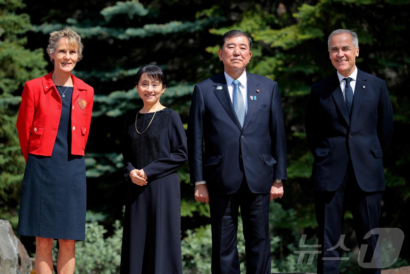 (캐내내스키스 AFP=뉴스1) 김지완 기자 = 16일(현지시간) 캐나다 앨버타주 캐내내스키스에서 열리는 주요 7개국(G7) 정상회의에 앞서 이시바 시게루 일본 총리와 마크 카니 캐 …