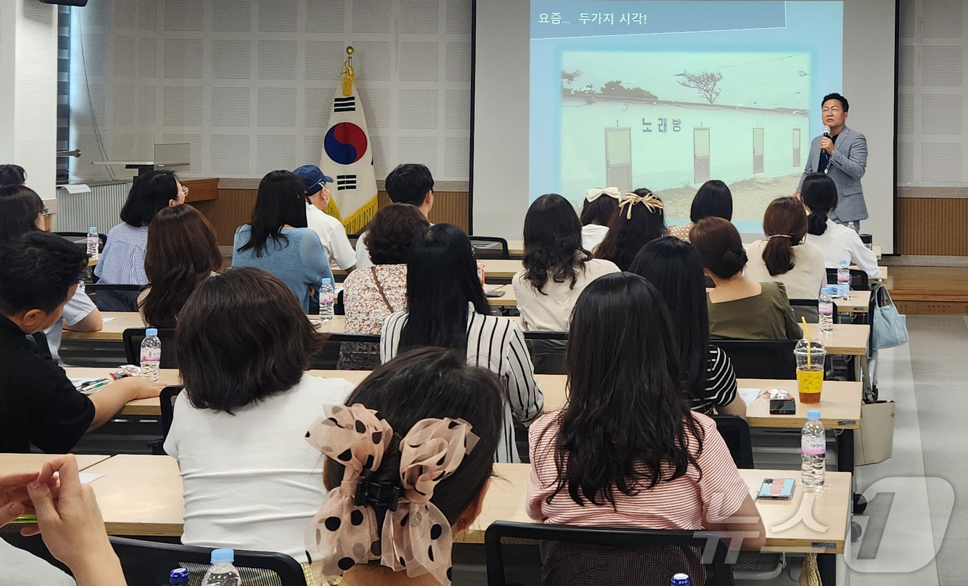 (대전=뉴스1) 이동원 기자 = 대전특수교육원은 지난 16일 본관 연수실에서 초·중등 특수교사 70여 명을 대상으로‘장애학생을 대상으로 한 범죄 예방교육 연수’를 실시했다.이번 연 …