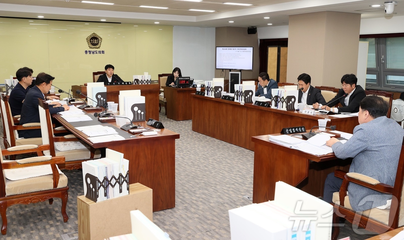 (대전=뉴스1) 이동원 기자 = 충남도의회 기획경제위원회(위원장 안종혁)는 16일 열린 제359회 정례회 2차 회의에서 산업경제실 소관 조례안과 출연계획안, 2024회계연도 충청남 …