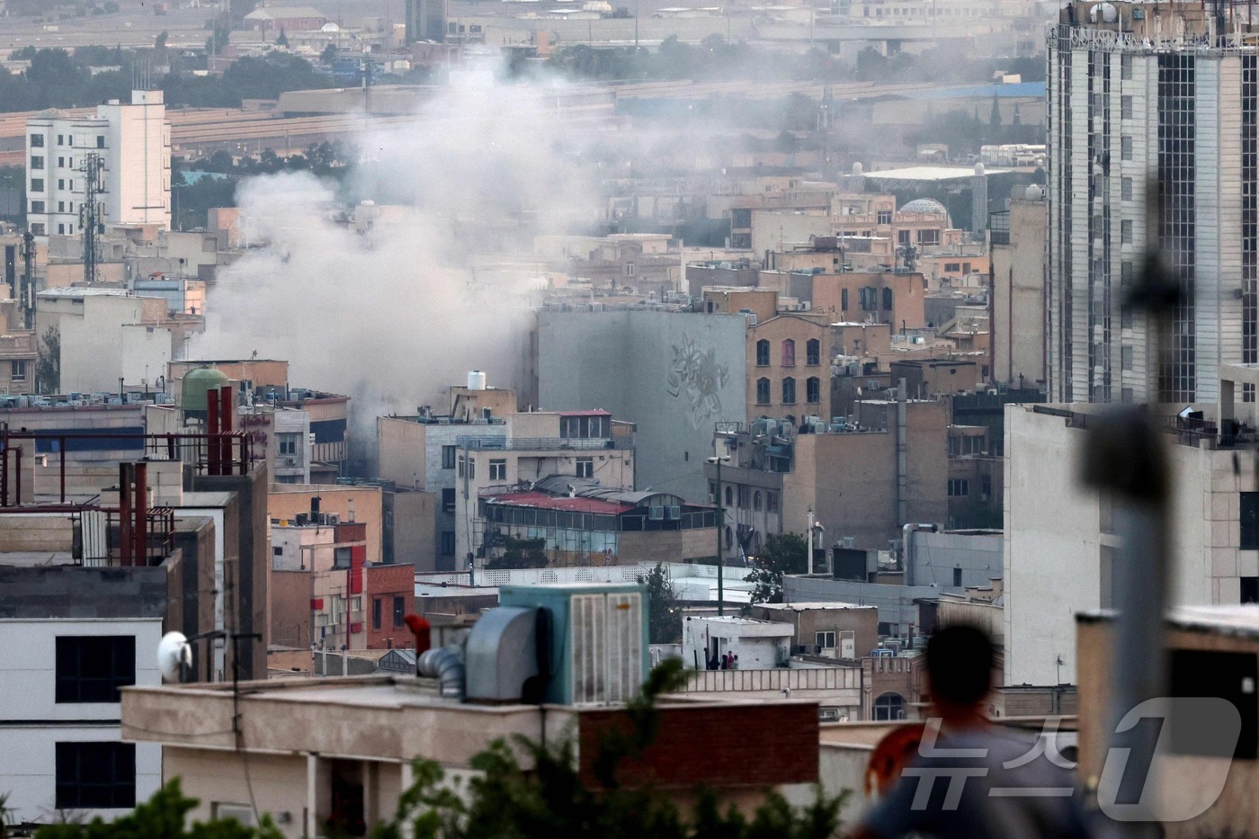 (테헤란 AFP=뉴스1) 김예슬 기자 = 이란과 이스라엘 간 교전이 계속되는 가운데 16일(현지시간) 이란 테헤란 남동쪽에서 이스라엘의 공습으로 연기가 피어오른다. 25.06.16 …