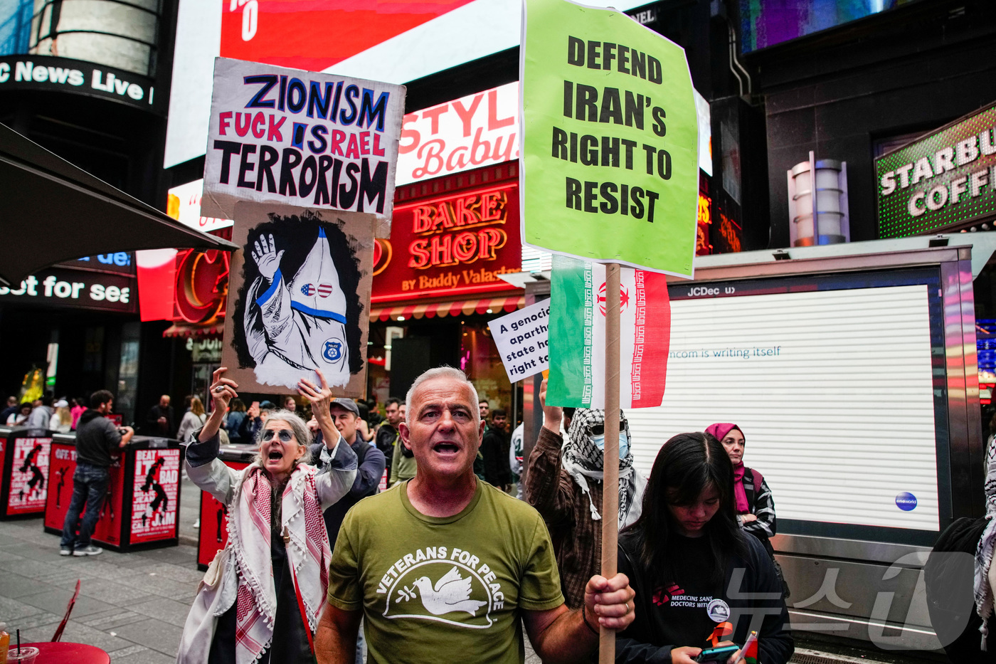 (뉴욕 로이터=뉴스1) 김예슬 기자 = 16일(현지시간) 미국 뉴욕 타임스퀘어에서 이란과 이스라엘을 지지하는 시위가 벌어지고 있다. 25.06.16ⓒ 로이터=뉴스1