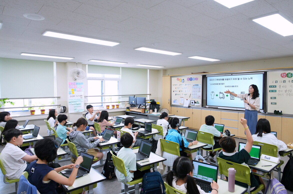 본문 이미지 - <em>지난 12일 진행된 ‘WWF-P&G 탄소중립 및 전과정 평가 교육’에서 담당 선생님이 학생들에게 ‘전과정 평가’를 교육하고 있다.</em> (한국P&G제공)
