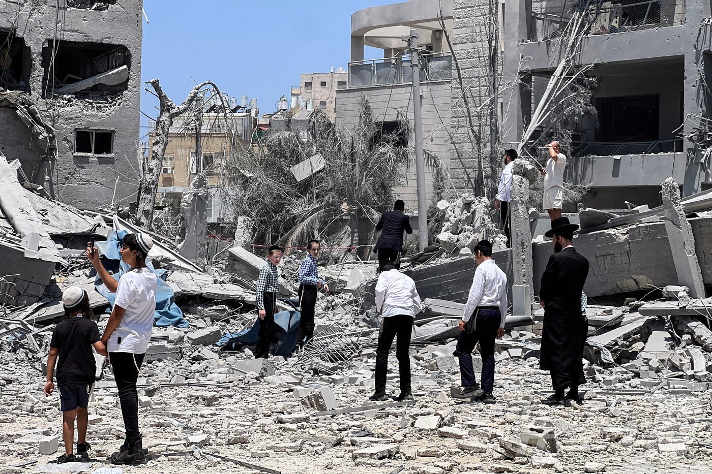 본문 이미지 - 지난 16일(현지시간) 이스라엘 텔아비브 인근 브네이 브락에 있는 한 건물이 이란의 공격으로 무너진 모습. 25.06.16 ⓒ 로이터=뉴스1 ⓒ News1 김예슬 기자