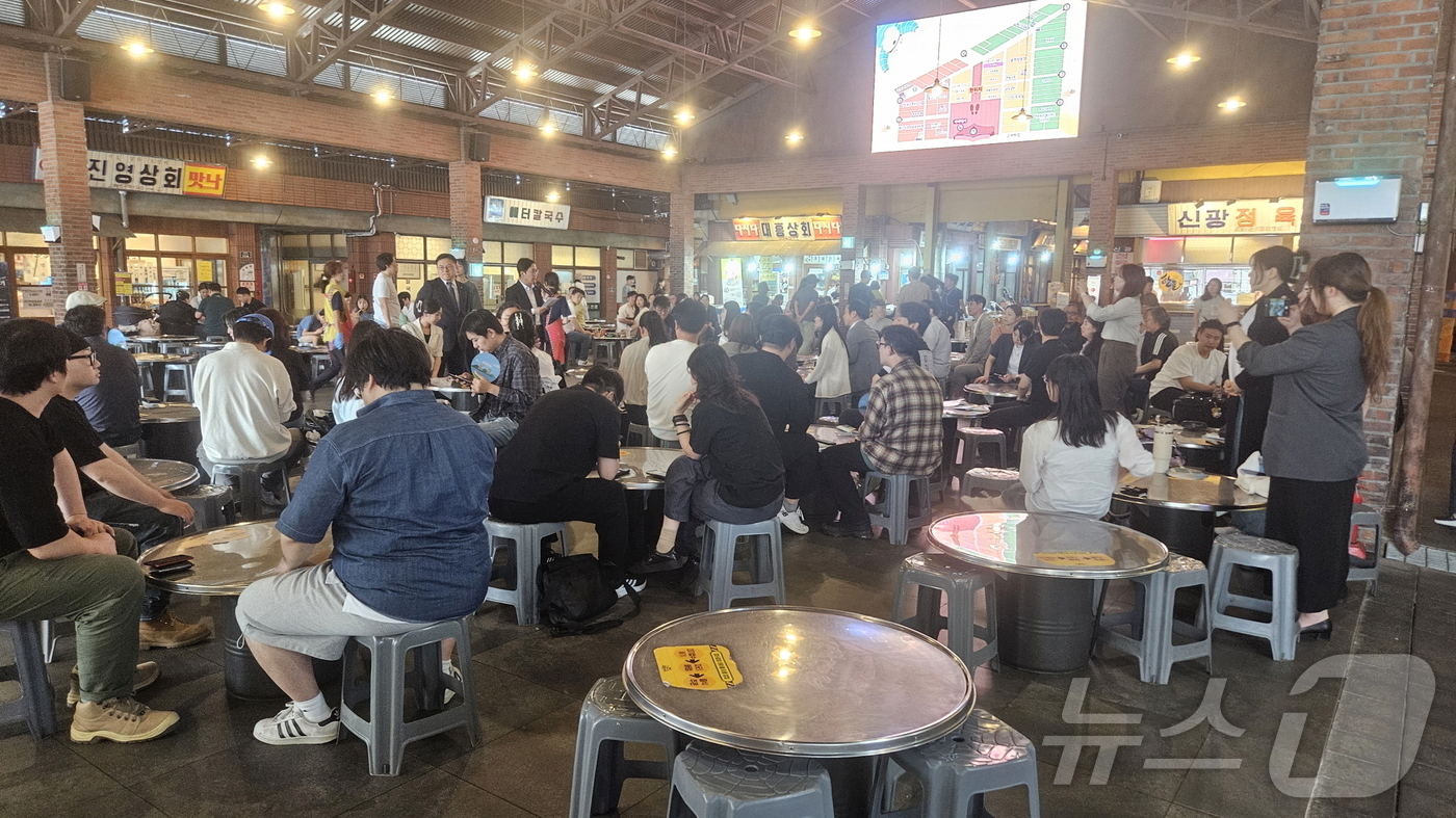 (예산=뉴스1) 이동원 기자 = 예산군은 지난 12일부터 13일까지 덕산면 스플라스 리솜 일원에서 열린 ‘2025 충남 글로벌 웹툰 연구 학술행사(콘퍼런스)’와 연계해 예산시장을 …