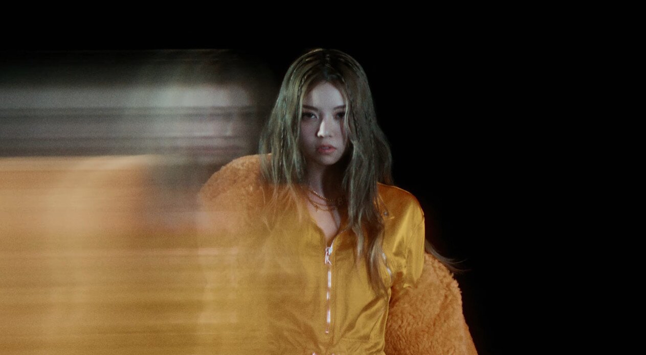 본문 이미지 - 올데이 프로젝트 베일리('페이머스' 뮤직비디오 영상 갈무리)