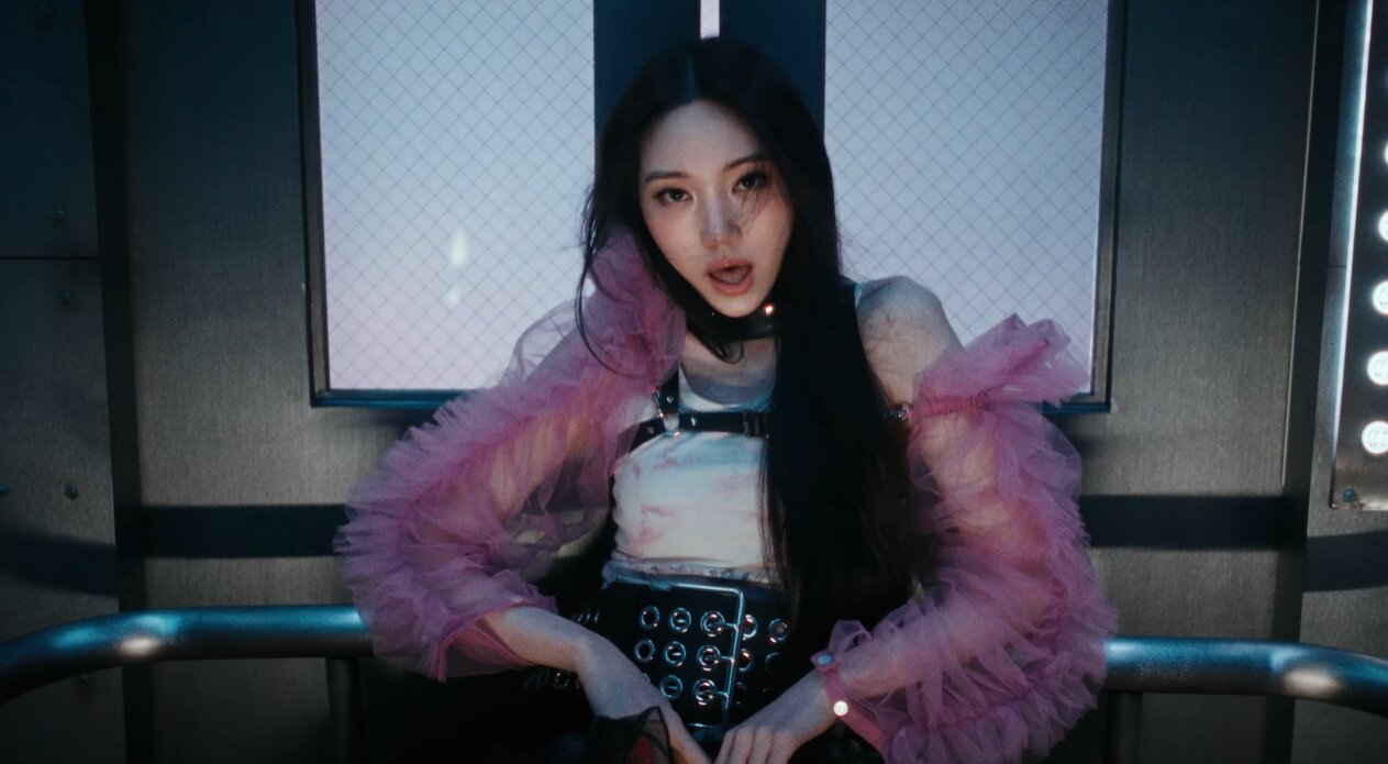 본문 이미지 - 올데이 프로젝트 영서('페이머스' 뮤직비디오 영상 갈무리)