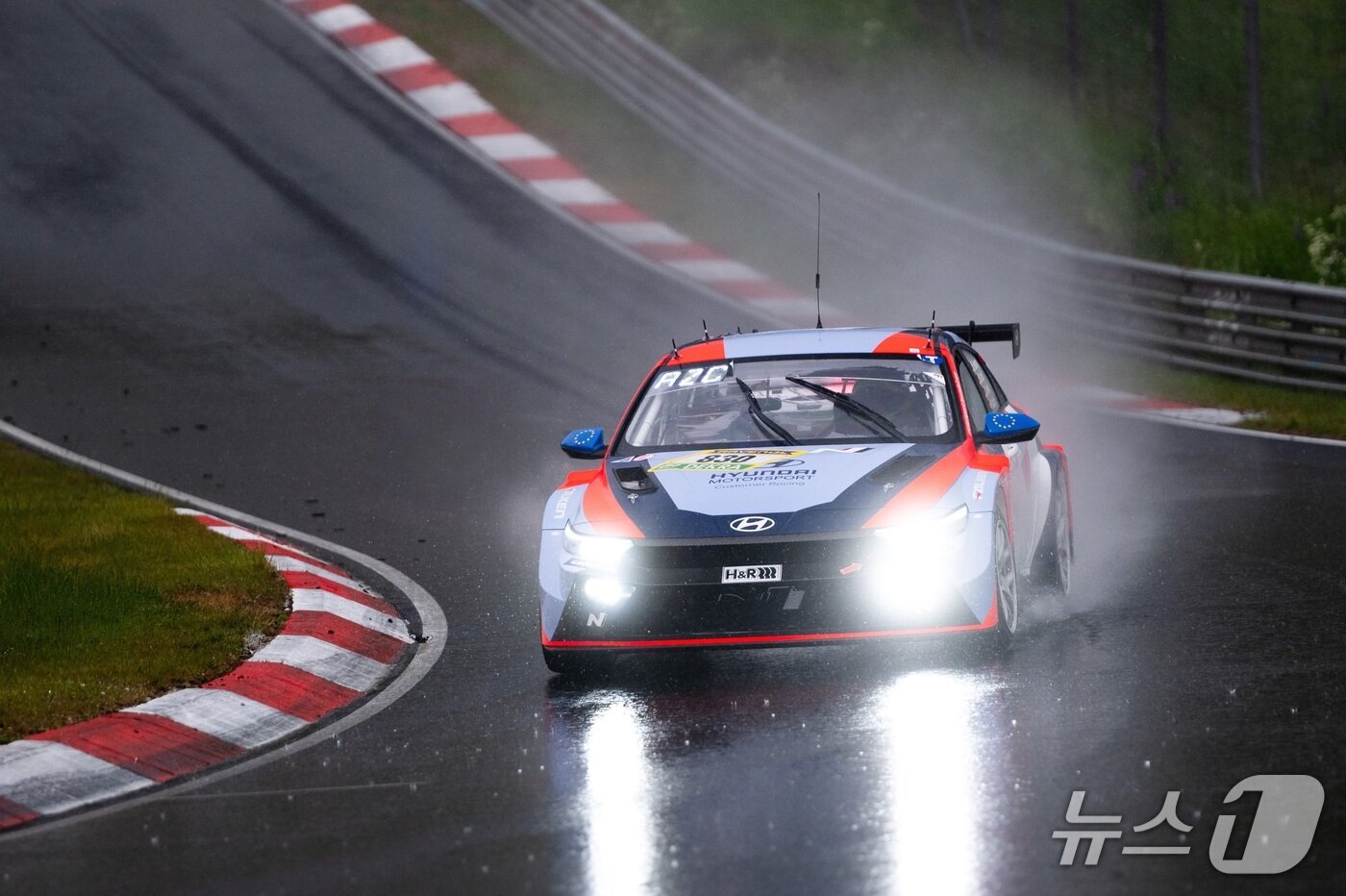본문 이미지 -  2025 뉘르부르크링 24시 내구레이스 TCR 클래스에 출전 예정인 현대자동차 유럽팀의 830번 ‘엘란트라 N TCR’ 경주차량.(현대차 제공)