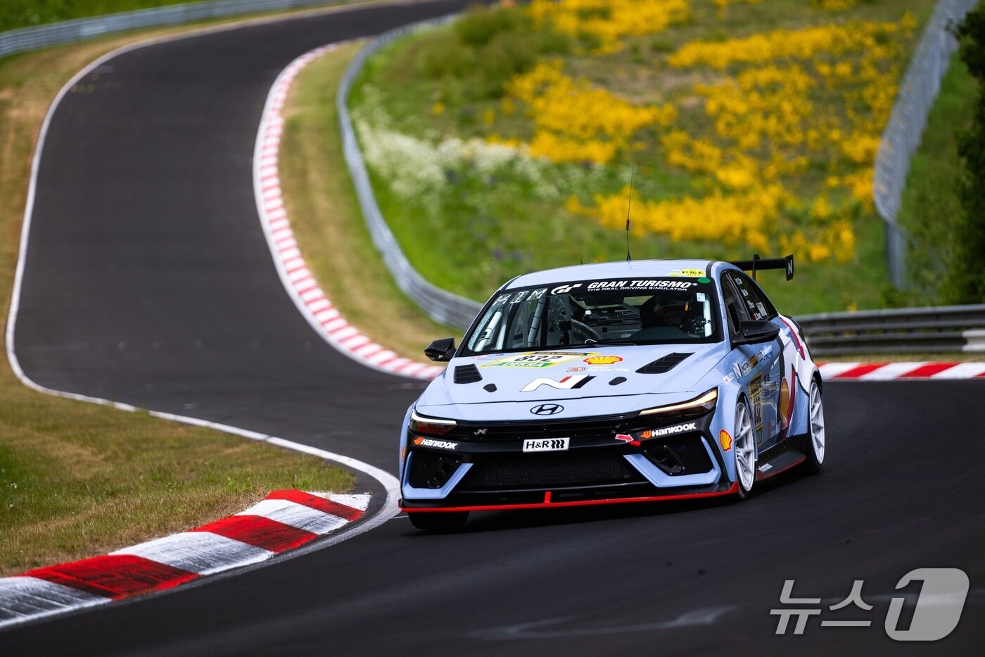 본문 이미지 -  2025 뉘르부르크링 24시 내구레이스 SP3T 클래스에 출전 예정인 현대자동차 현대 N 컵팀의 303번 ‘엘란트라 N1 컵 카’ 경주차량.(현대차 제공)