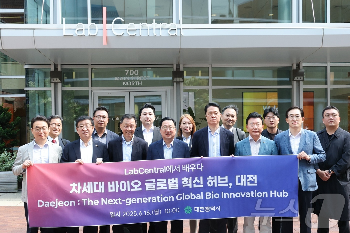 (대전=뉴스1) 이동원 기자 = 이장우 대전시장과 경제‧과학사절단이 16일(현지시각) 미국 보스턴 켄달스퀘어에 위치한 세계적인 바이오 창업 지원기관인‘랩센트럴’을 방문, 대덕특구 …