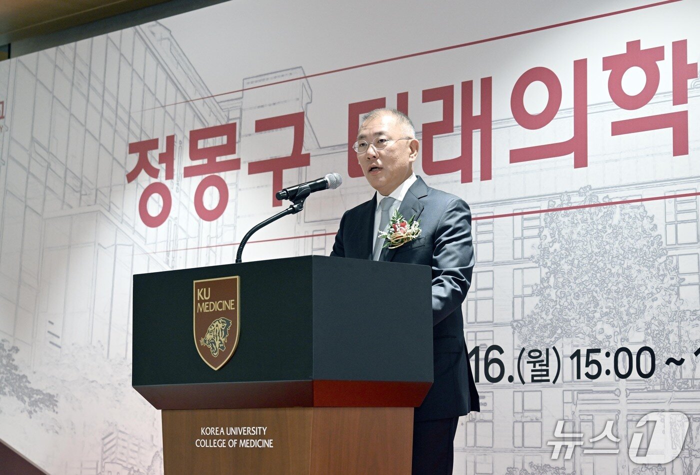 본문 이미지 -  정명구 미래의학관 준공식에서 인사말을 하는 정의선 현대차그룹 회장.&#40;현대차그룹 제공&#41;